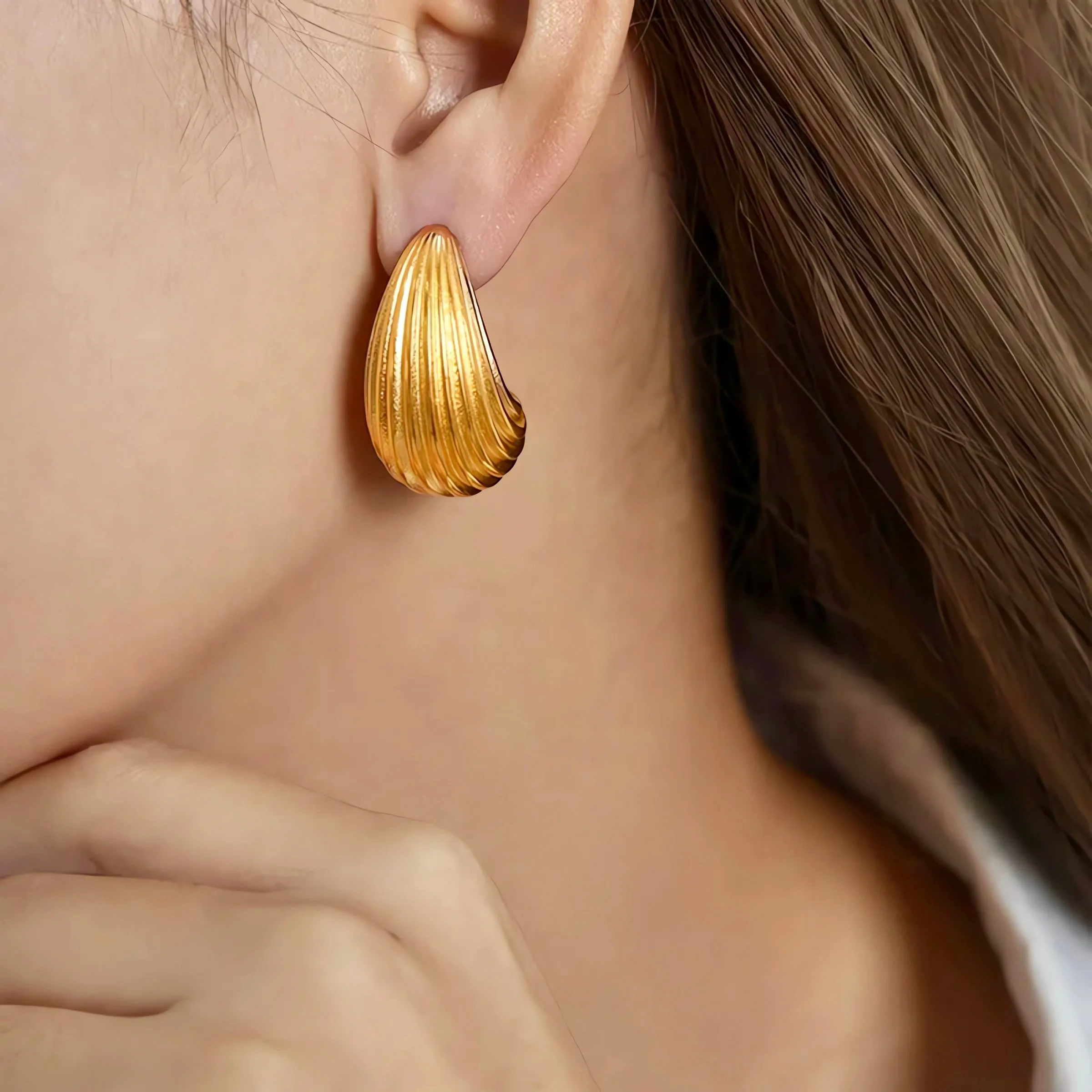 Kylie Ribbed Chunky Dome Drop Earring