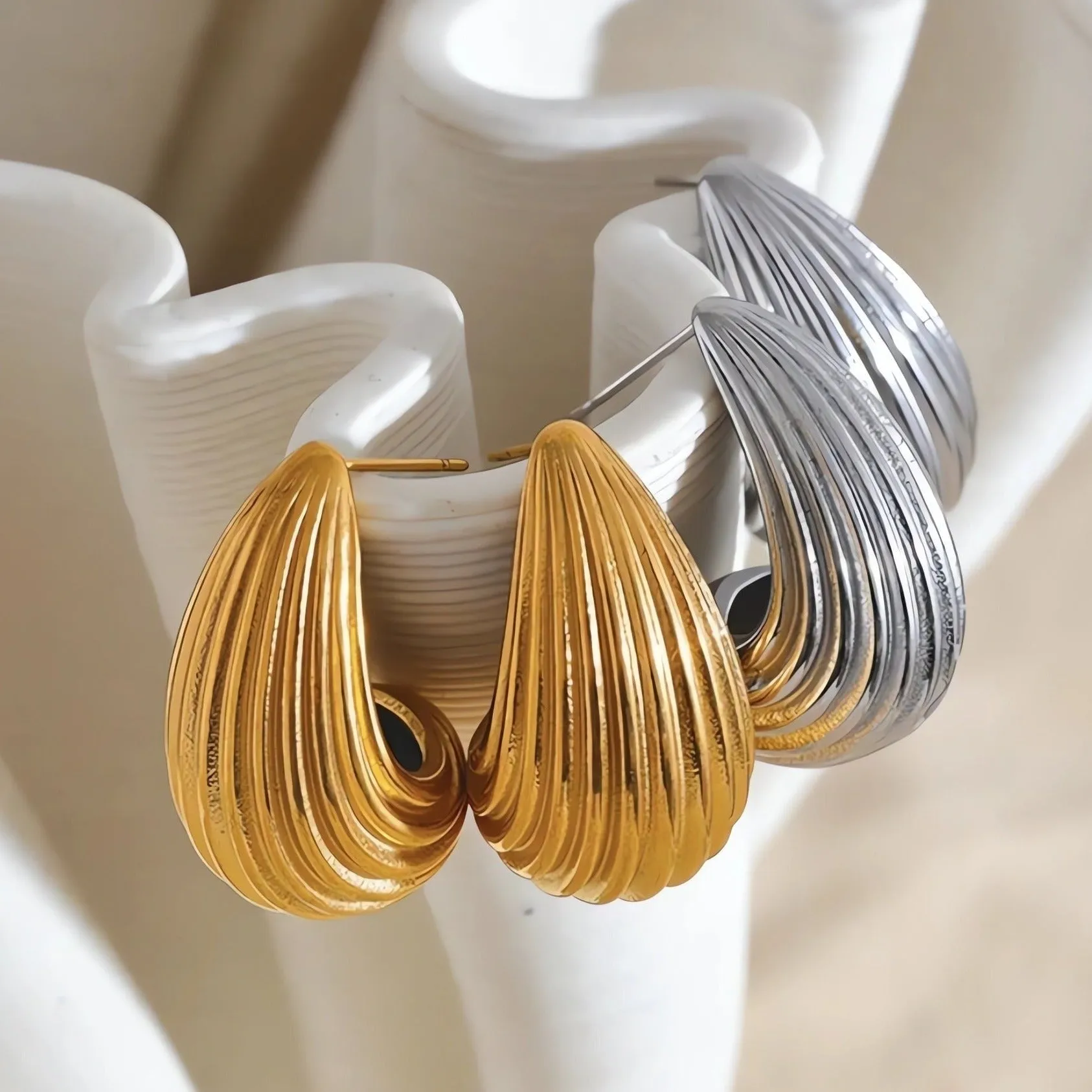 Kylie Ribbed Chunky Dome Drop Earring